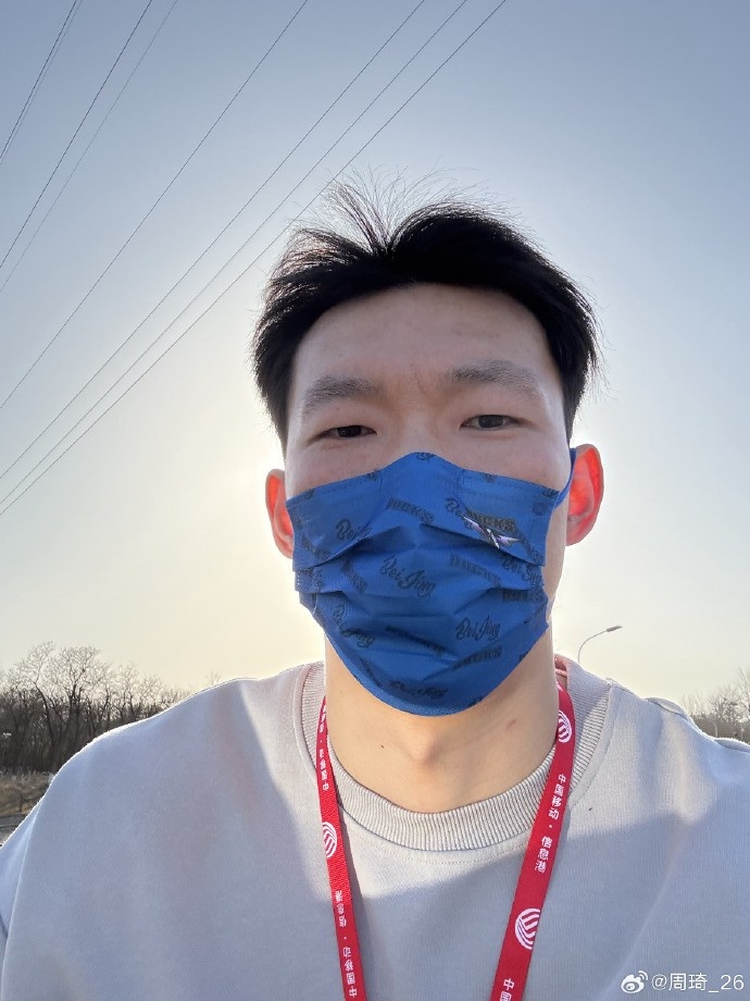 悠閑！周琦騎京牌電動車出行：太陽出來了 開京牌兜兜風！