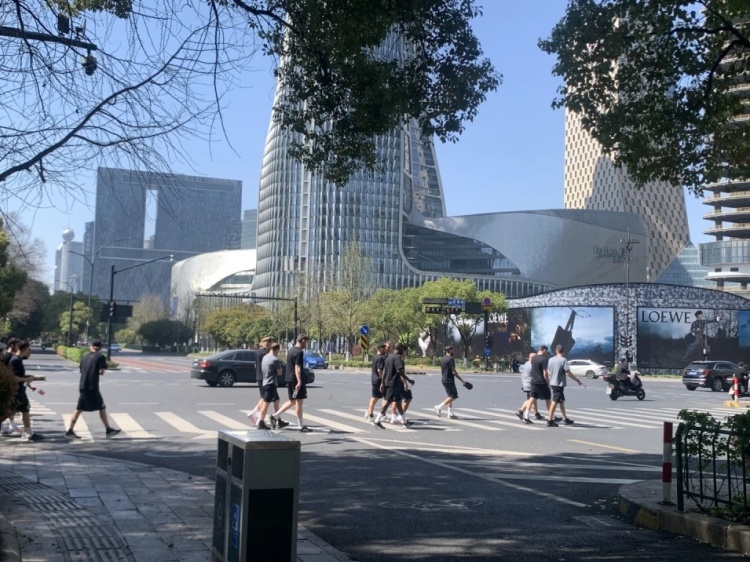心態(tài)放松，有網(wǎng)友拍到澳大利亞隊(duì)早上在萬象城citywalk