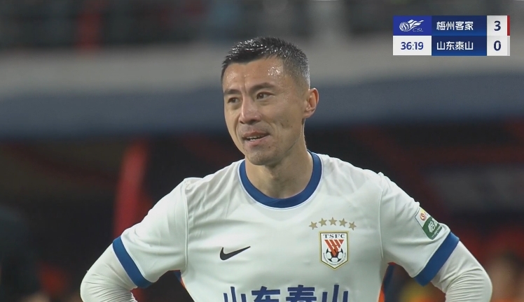 34分鐘0-3落后！36歲鄭錚苦笑36歲大雷沮喪 替補(bǔ)席黃政宇神態(tài)輕松