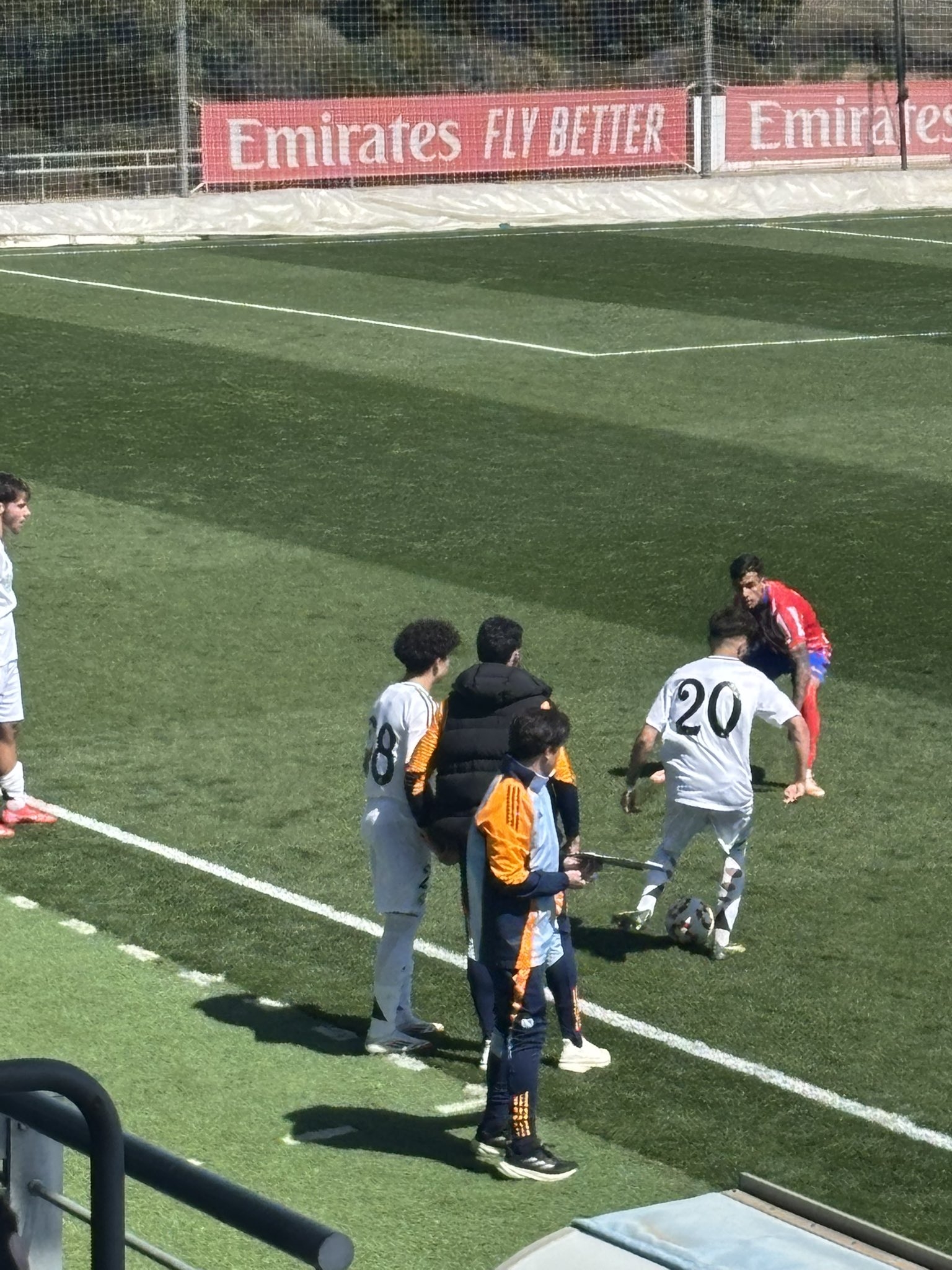 天賦滿滿！馬塞洛15歲兒子恩佐皇馬U19首秀，登場(chǎng)5分鐘腳后跟助攻