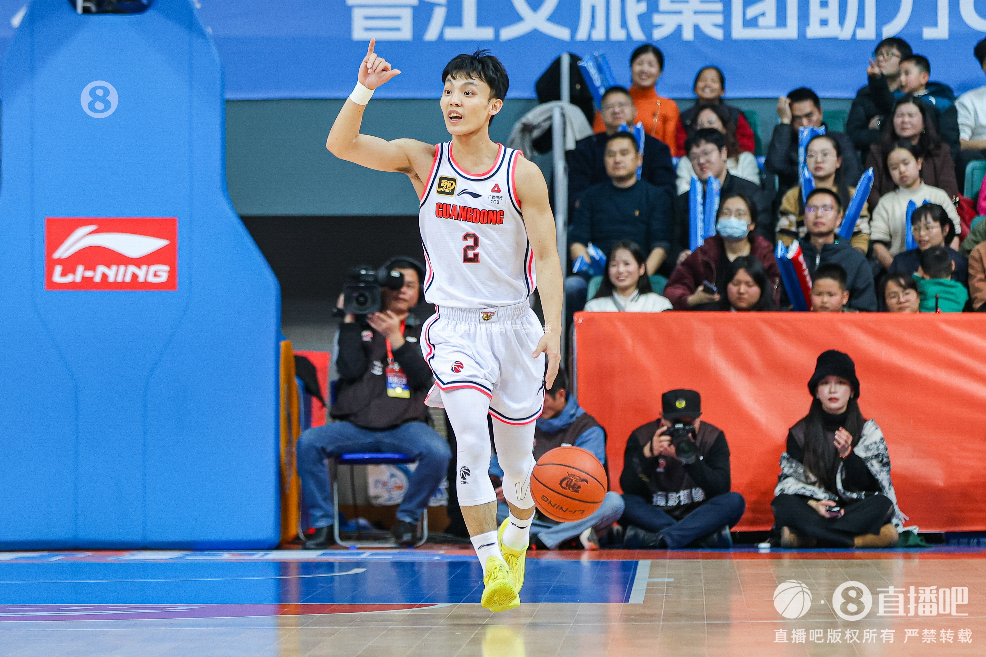 打得輕松！徐杰9中4拿到12分3板6助1斷